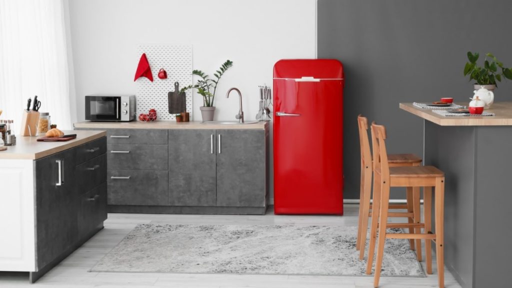 Moderne keuken: donker taupe kasten en wand. De rest van de keuken is een beetje een mix van van alles.