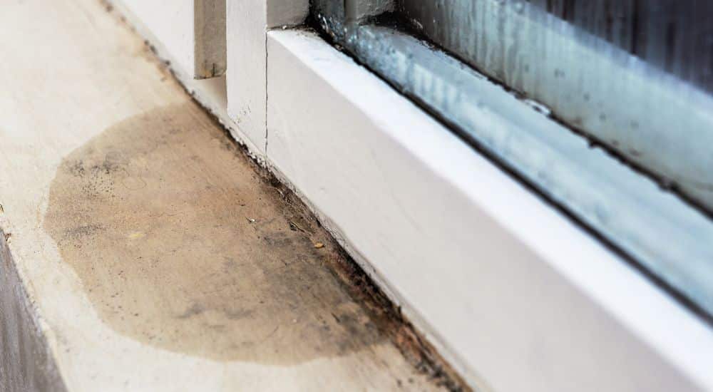 Condensatie raam wat zorgt voor een natte plek in het hout.