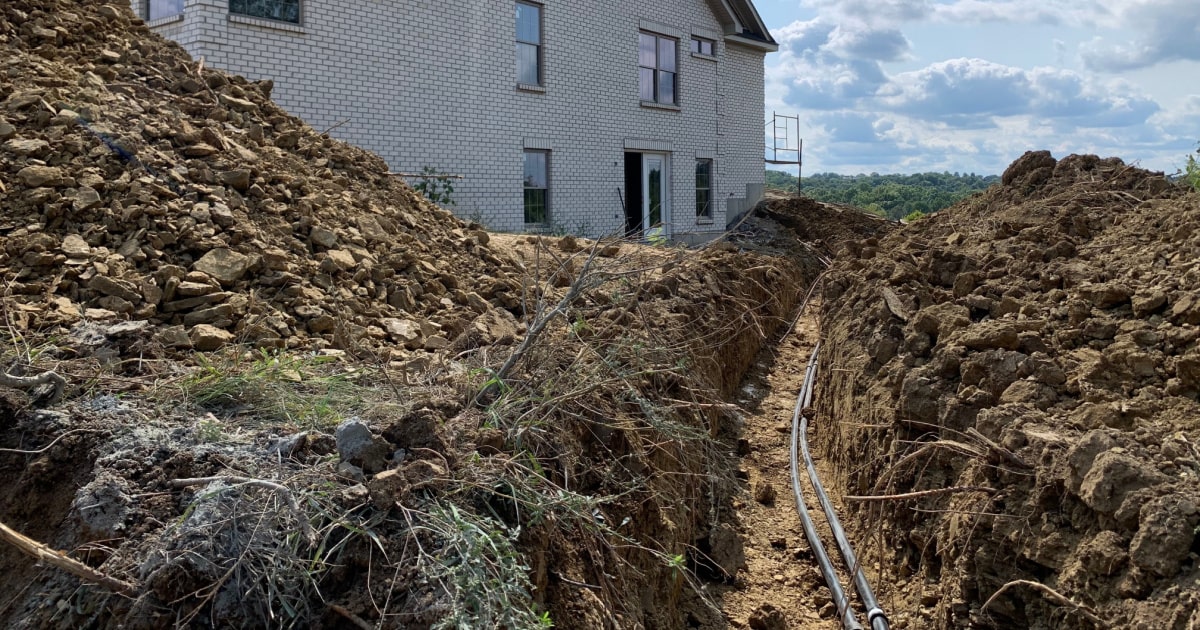 Aanleg leidingen voor installatie grond-water warmtepomp huis.