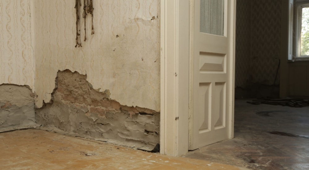 Afwerking muur aan de binnenkant van een woning.