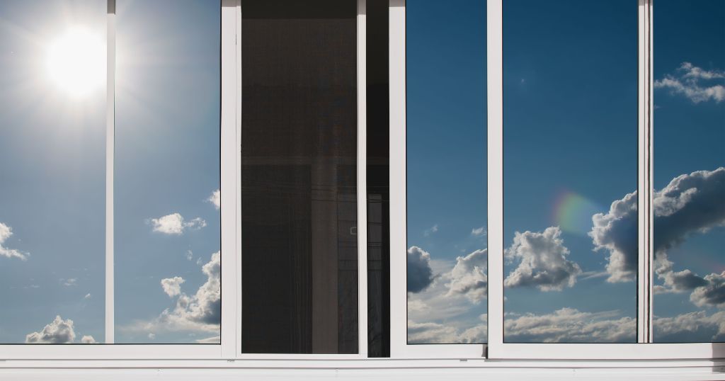 Een raam van aluminium.