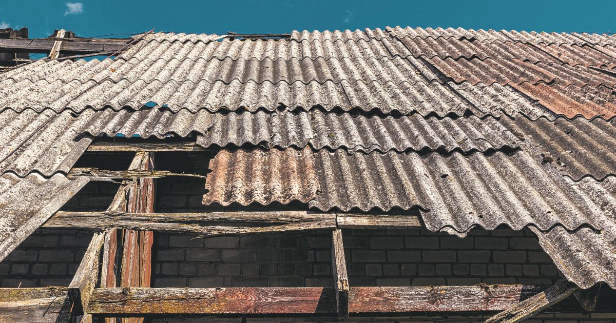 Oude asbest golfplaten op dak