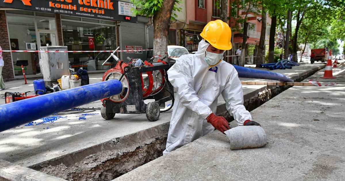 Asbestdeskundige werkt op straat