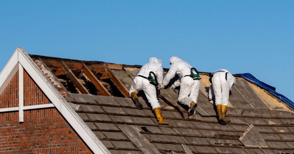 Asbestspecialisten op asbestdak