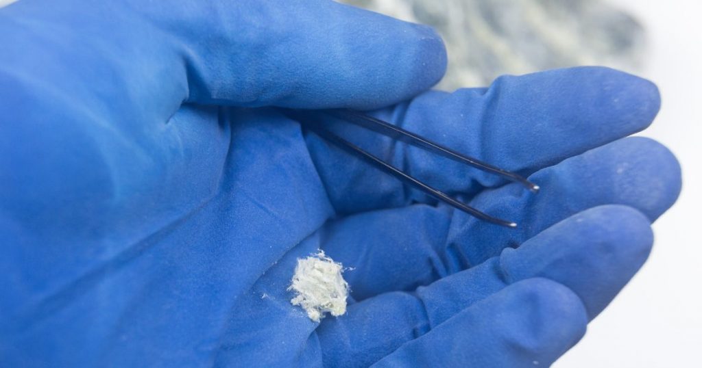 asbestvezel in handpalm 