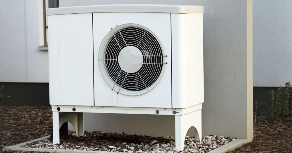 Atag warmtepompboiler buiten.