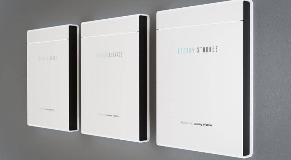 Drie witte lithium-ion thuisbatterijen voor zonnepanelen.