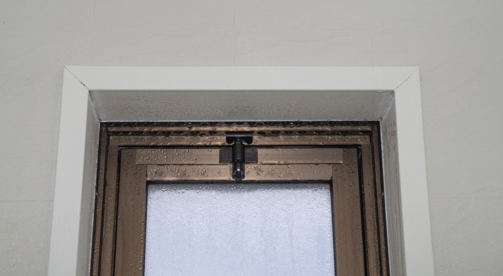 Condensatievocht op de kozijnen van een raam