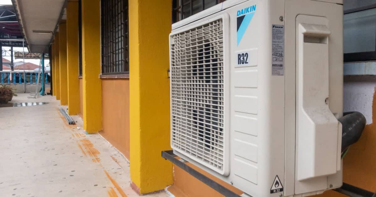 Daikin warmtepomp buitenkant gebouw