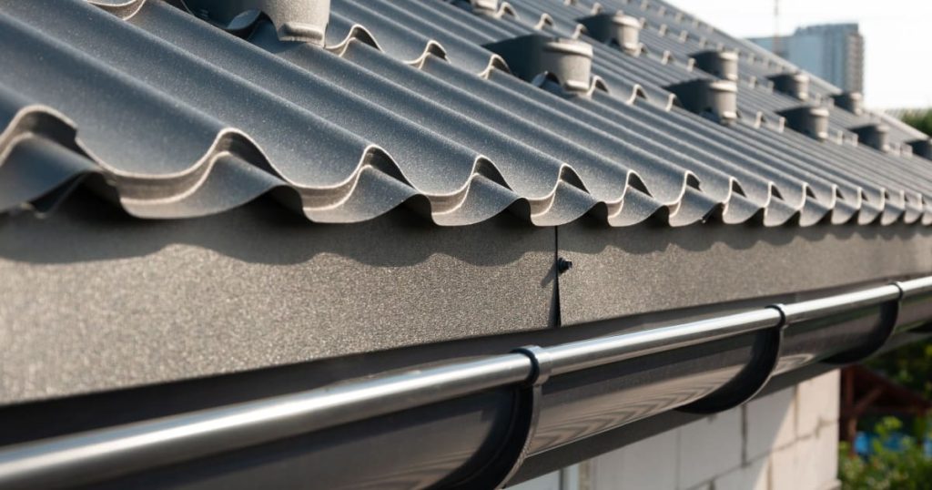 Zinken golfplaten op dak