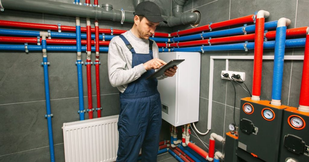 Deskundige controleert werking warmtepompboiler.