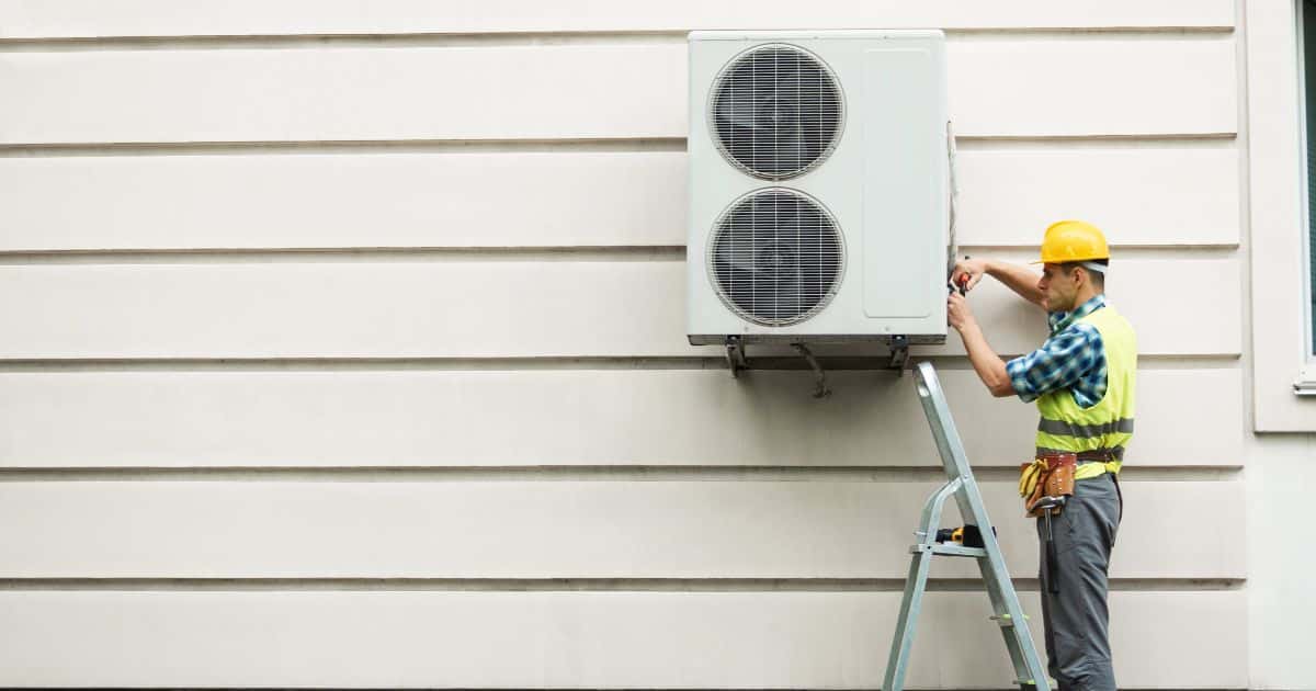 deskundige herstelt buitenunit warmtepomp