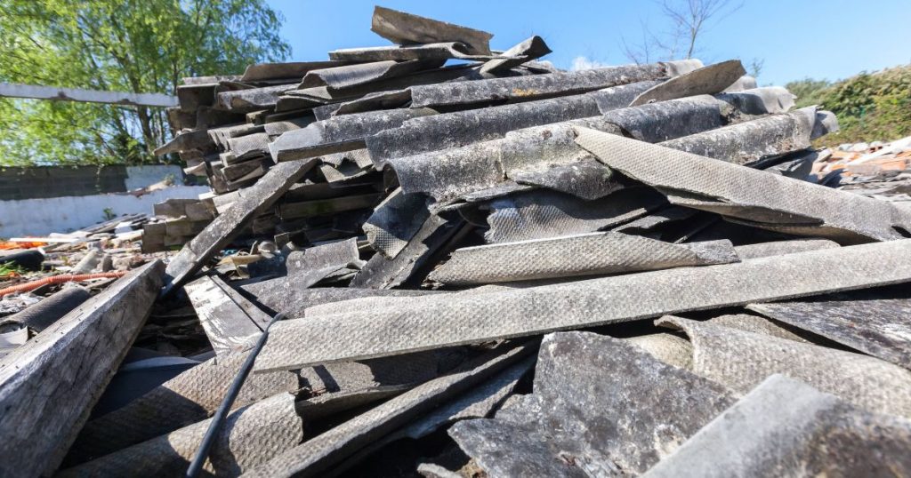 gebroken asbestafval op een hoop 