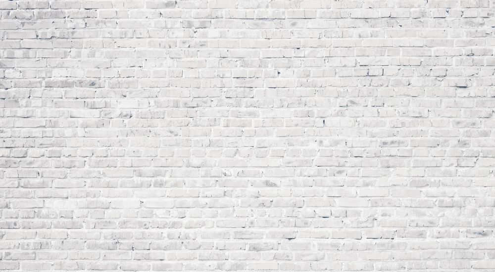 Detailbeeld van een gevel met wit geverfde handvormsteen of vormbaksteen.