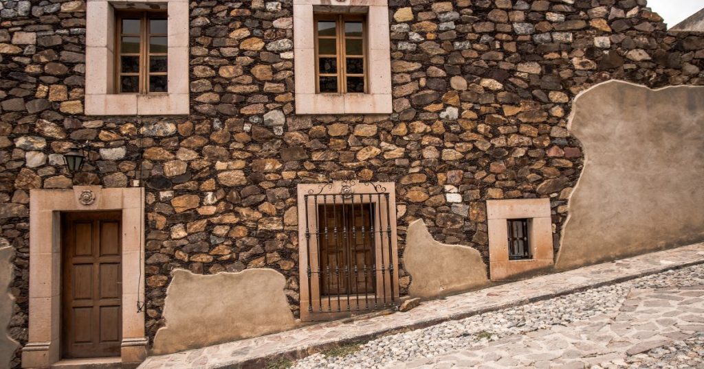 gevel met breuksteen