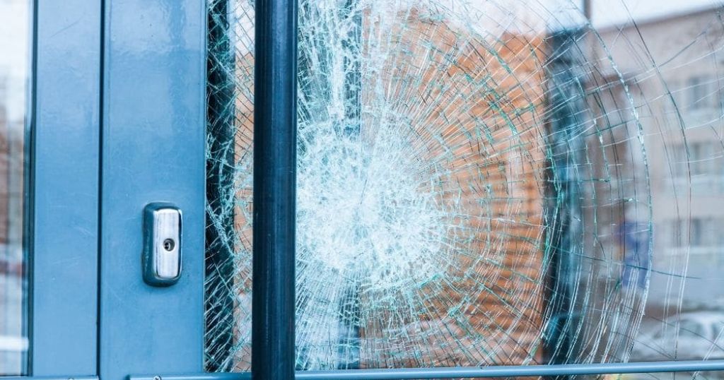 Een gewapende glazen raam.
