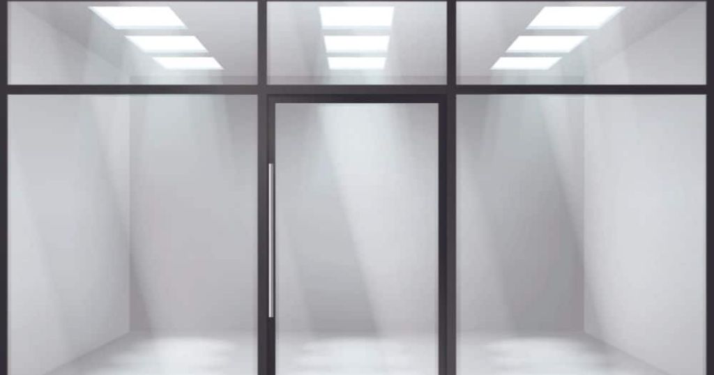 Een glazen voordeur.