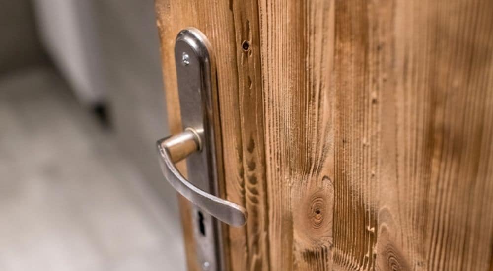 Houten deur van dichtbij.