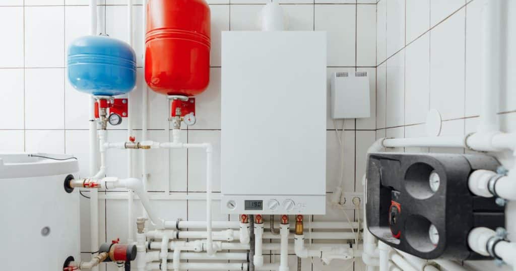 Installatie moderne warmtepompboiler.