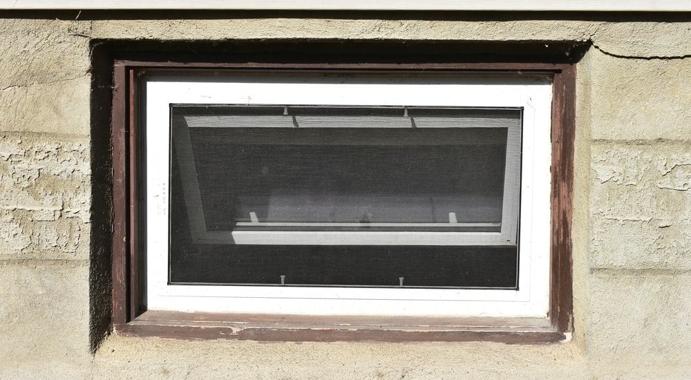 Een raam aan de buitenkant van een woning dat moet zorgen voor frisse lucht.