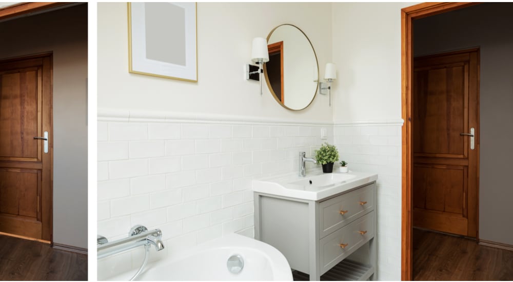 Landelijke deuren in een oude woning.