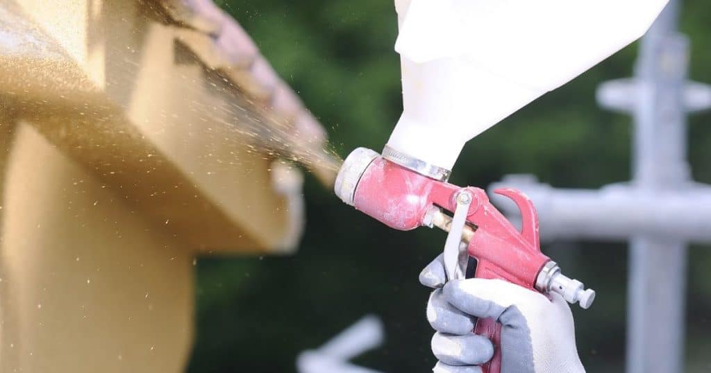 Man bekleedt gevel met spuitkurk