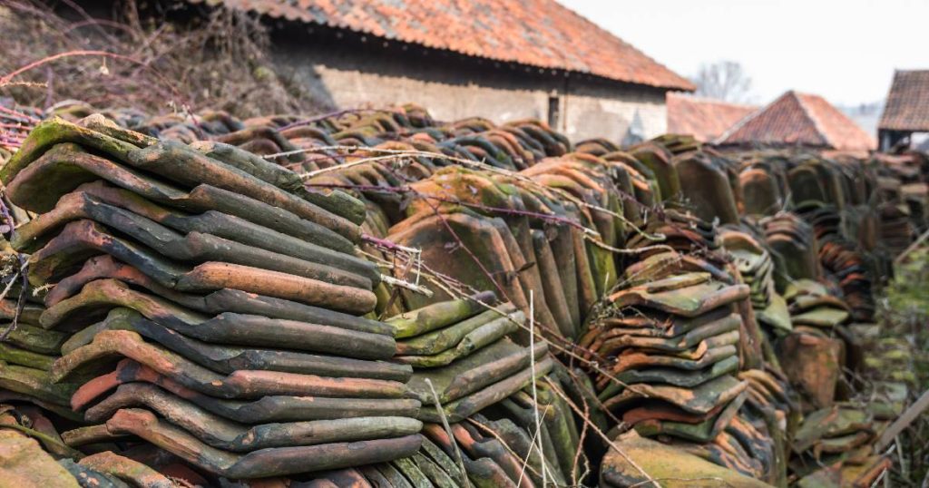 Een stapel oude Boomse pannen met mos.
