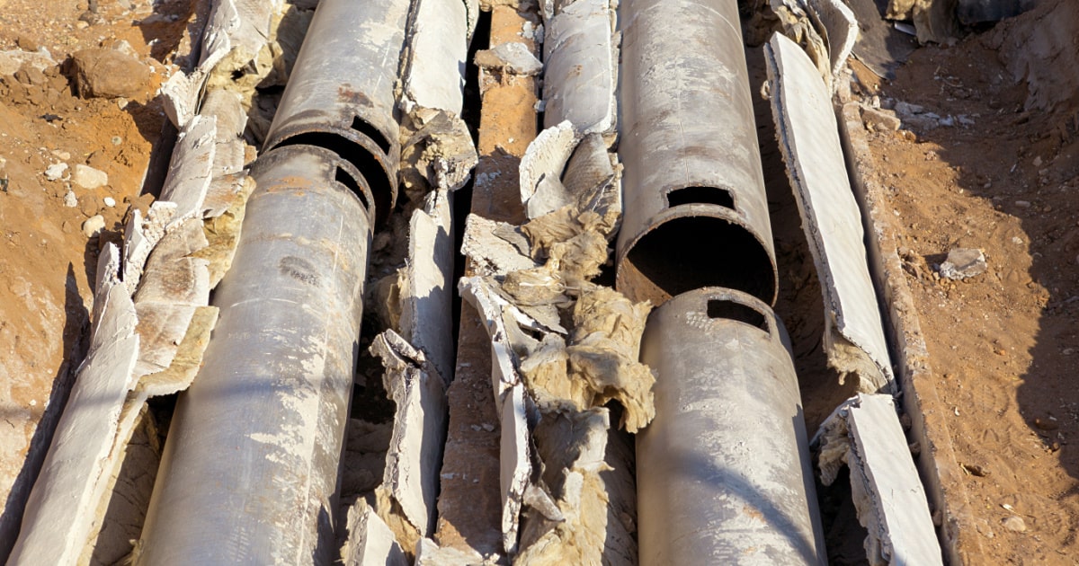 oude buizen met asbesthoudende isolatie