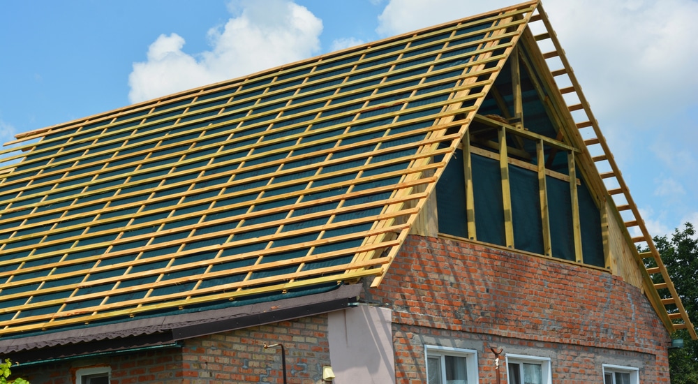 Overzetdak in hout op woning in baksteen. Klaar om afgewerkt te worden met dakpannen.