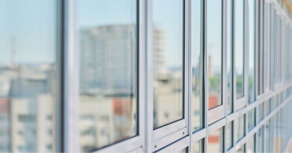 Raam met dubbel glas.