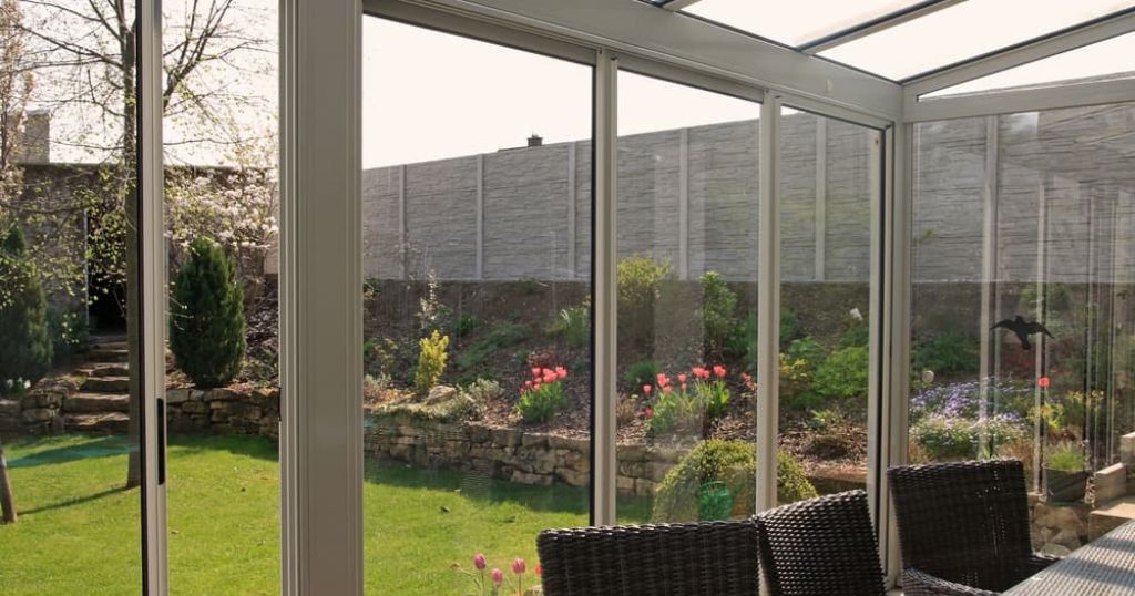 Een schuifraam van een veranda.