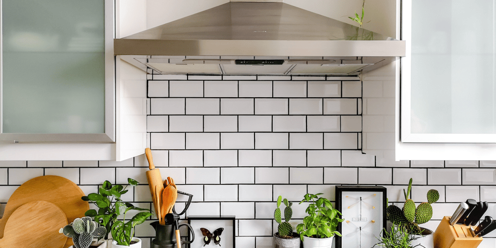 Metrotegels in de keuken geplaatst.