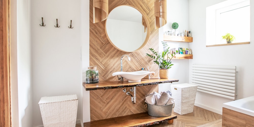 Houten accenten in de badkamer.