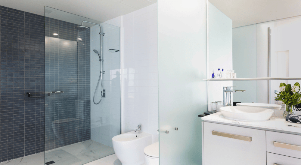 Kleine badkamer met inloopdouche.