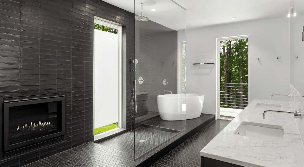 Inloopdouche in een zwarte badkamer.