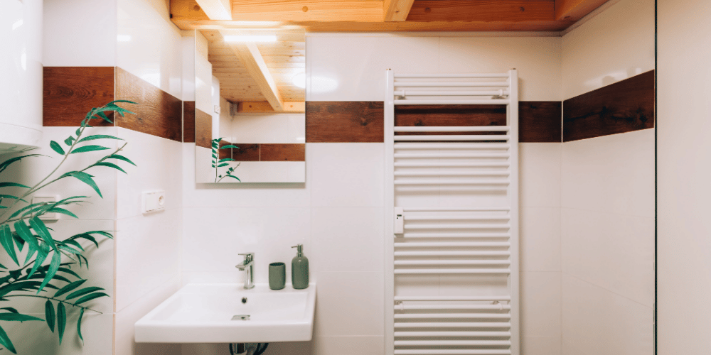 Decoratieve panelen aan de muren van een badkamer.