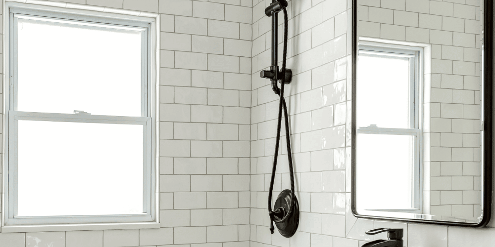 Metrotegels in een moderne badkamer.