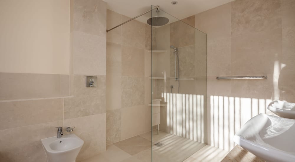 Inloopdouche met wand.