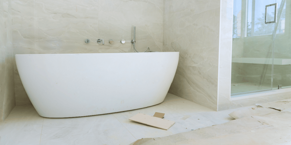 Pleisterwerk in de badkamer als alternatief voor tegels.