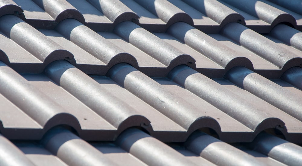 Gewelfde betonnen dakpannen, ook wel bekend als de sneldekpan.