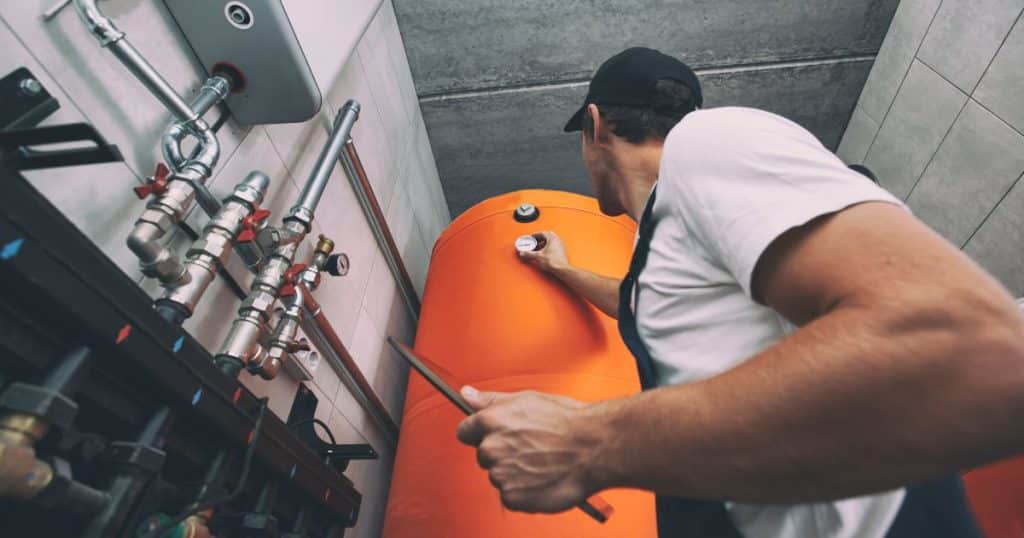 Specialist installeert warmtepompboiler.