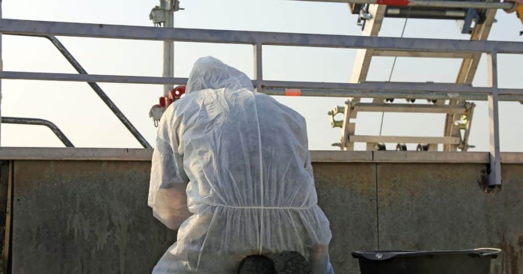 specialist verwijdert asbest