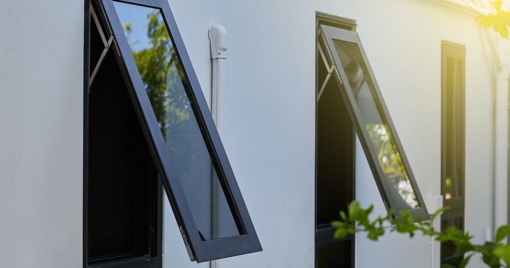 Twee zwarte valramen die geopend zijn.