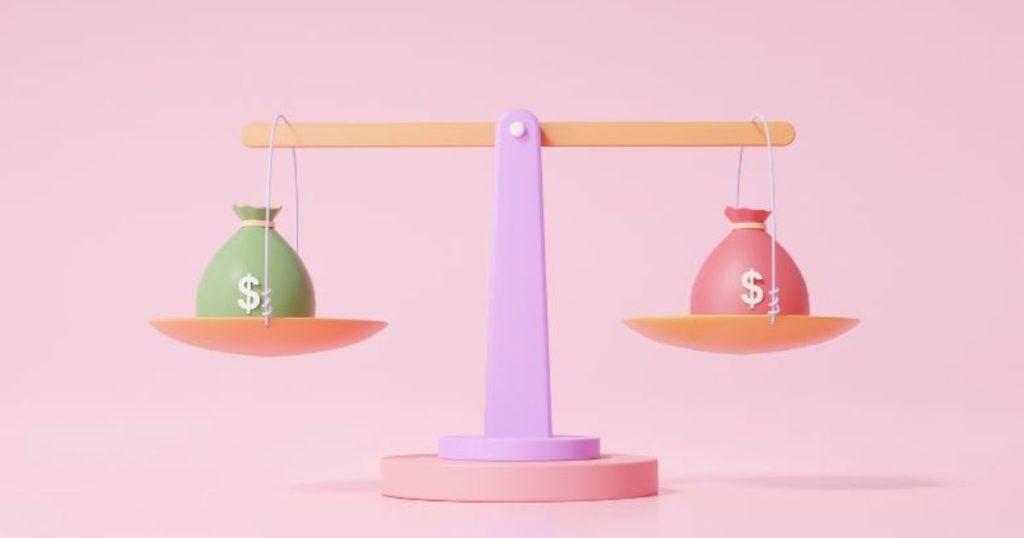 Een afbeelding van een wegschaal met aan elke zijde een zakgeld tegen een roze achtergrond. 