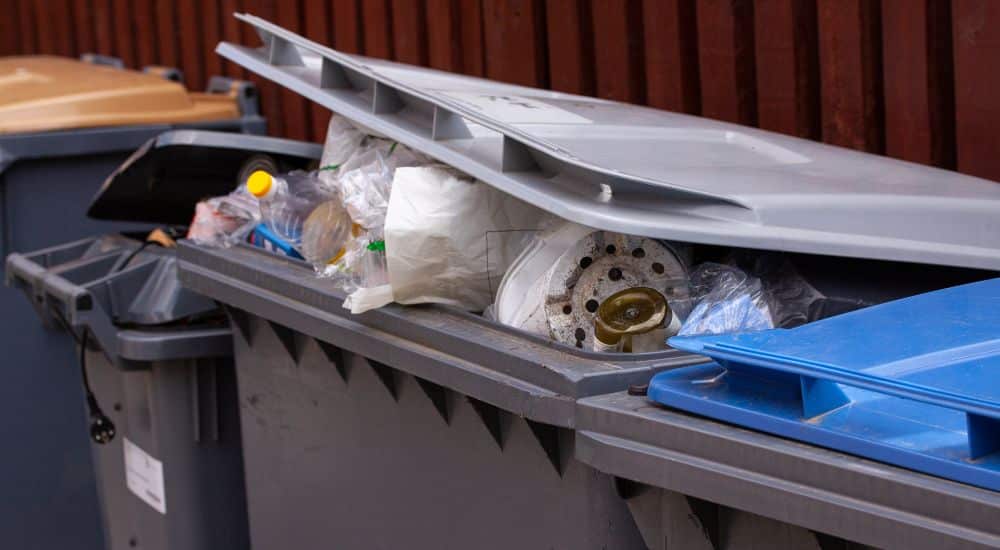 Vuilniszakken die volledig vol zitten met afval.