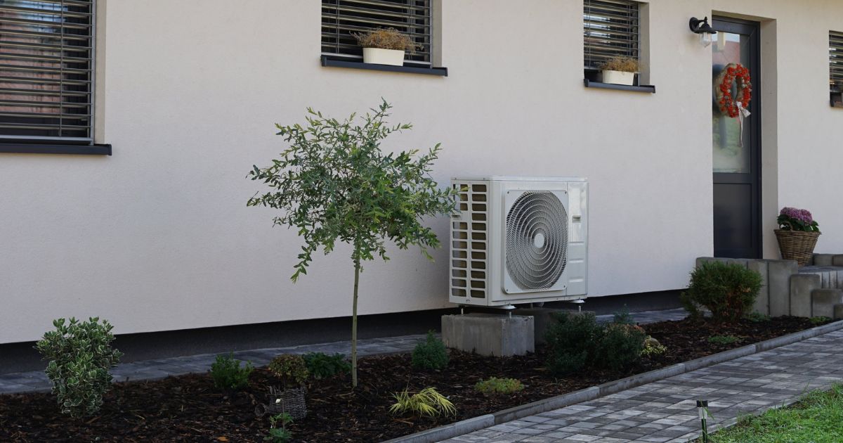 warmtepomp unit buiten tuin 