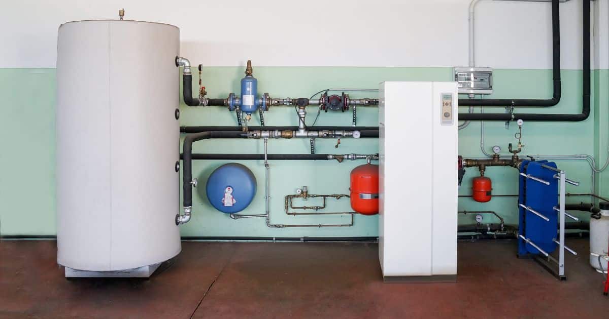 Warmtepompboiler installeren in huis.