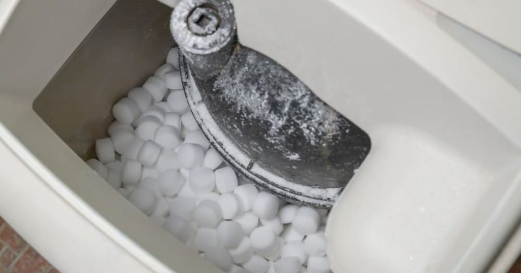 Een inkijk in het zoutvat van een compacte waterverzachter.