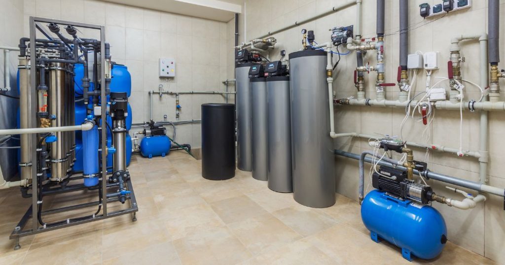 Verschillende waterverzachters in een beige betegelde ruimte. 