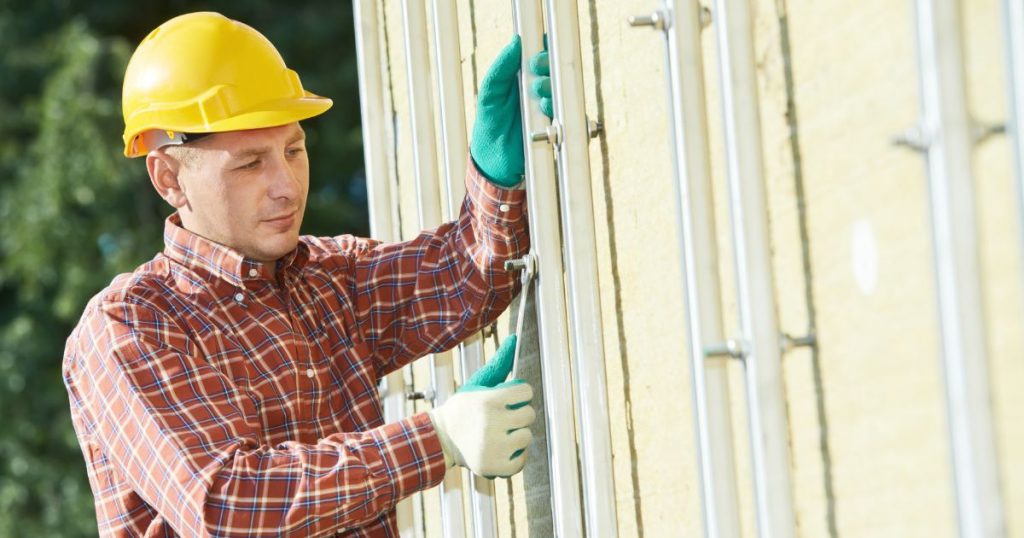 werkman legt een geventileerde gevel